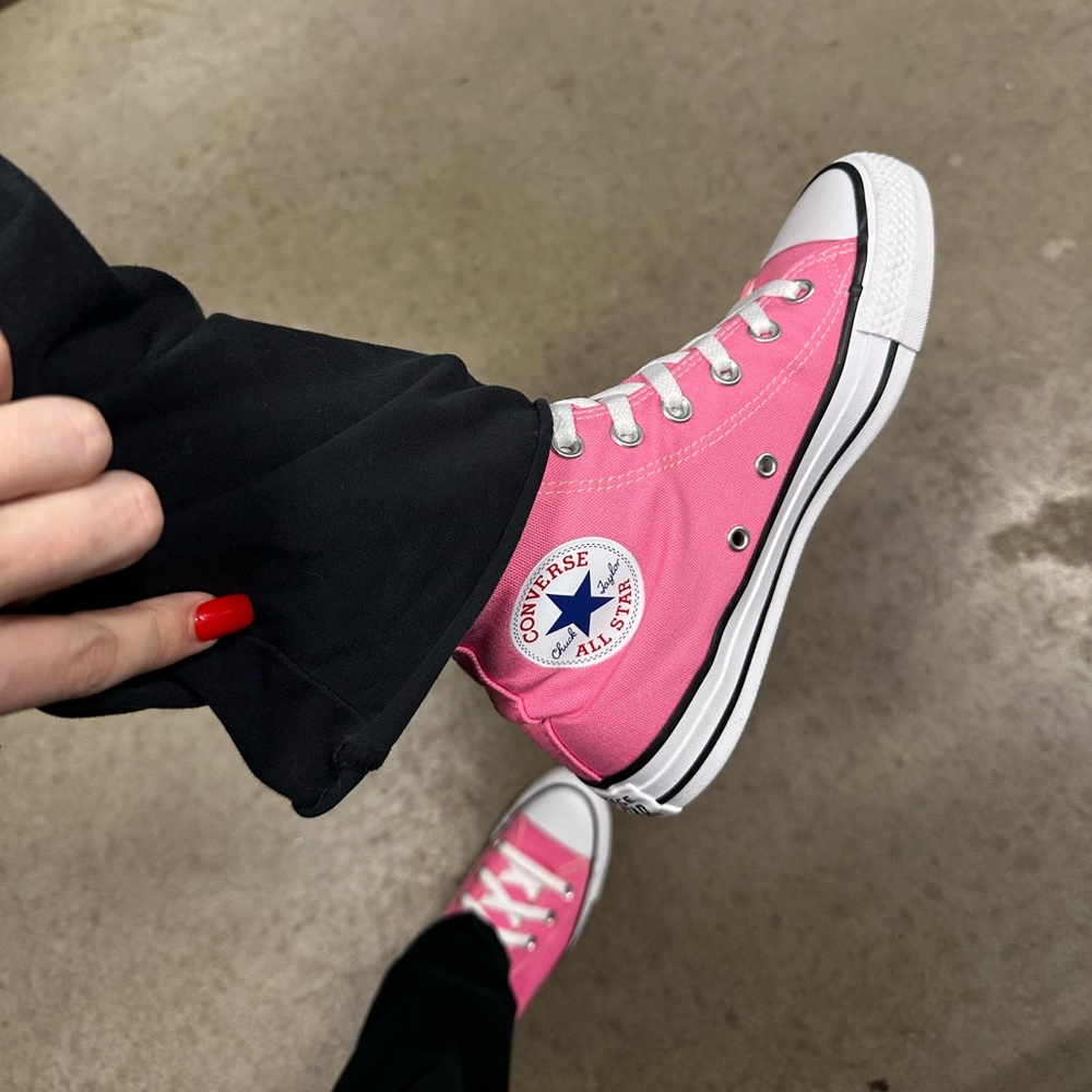 Bubble gum pink converse